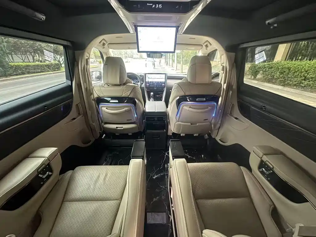 Toyota Alphard — фото 3