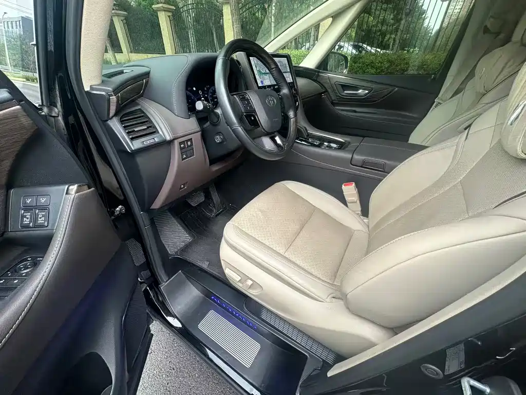 Toyota Alphard — фото 4