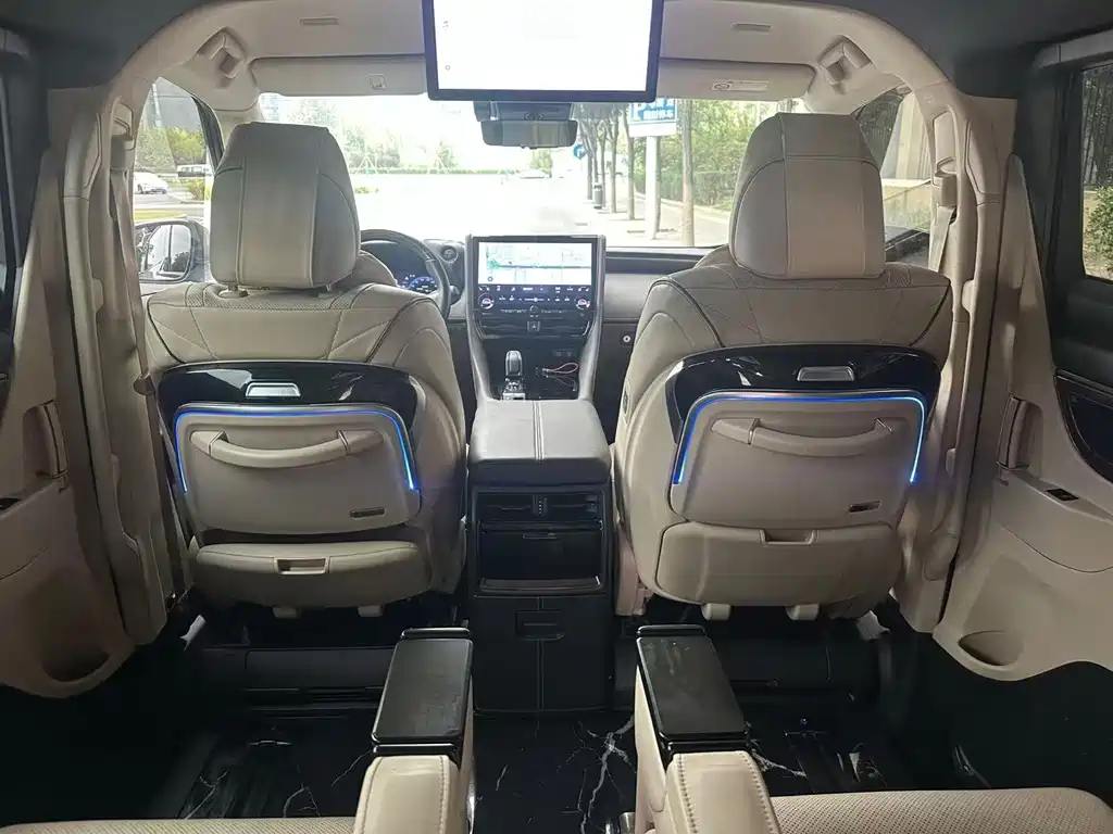 Toyota Alphard — фото 7