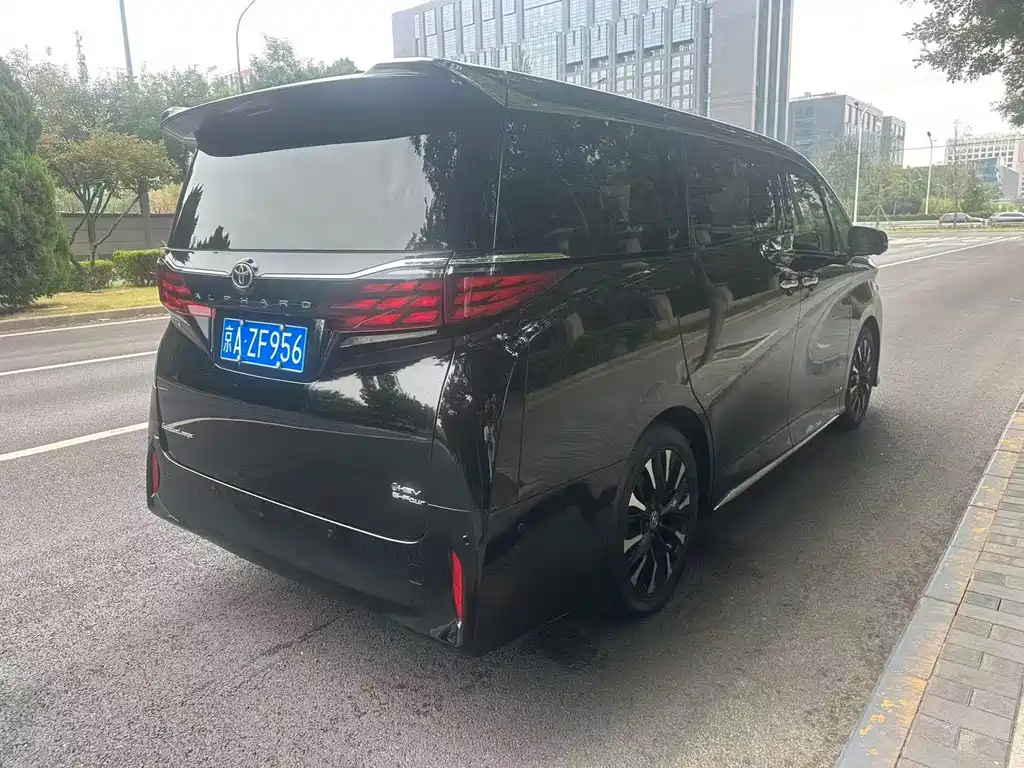 Toyota Alphard — фото 9