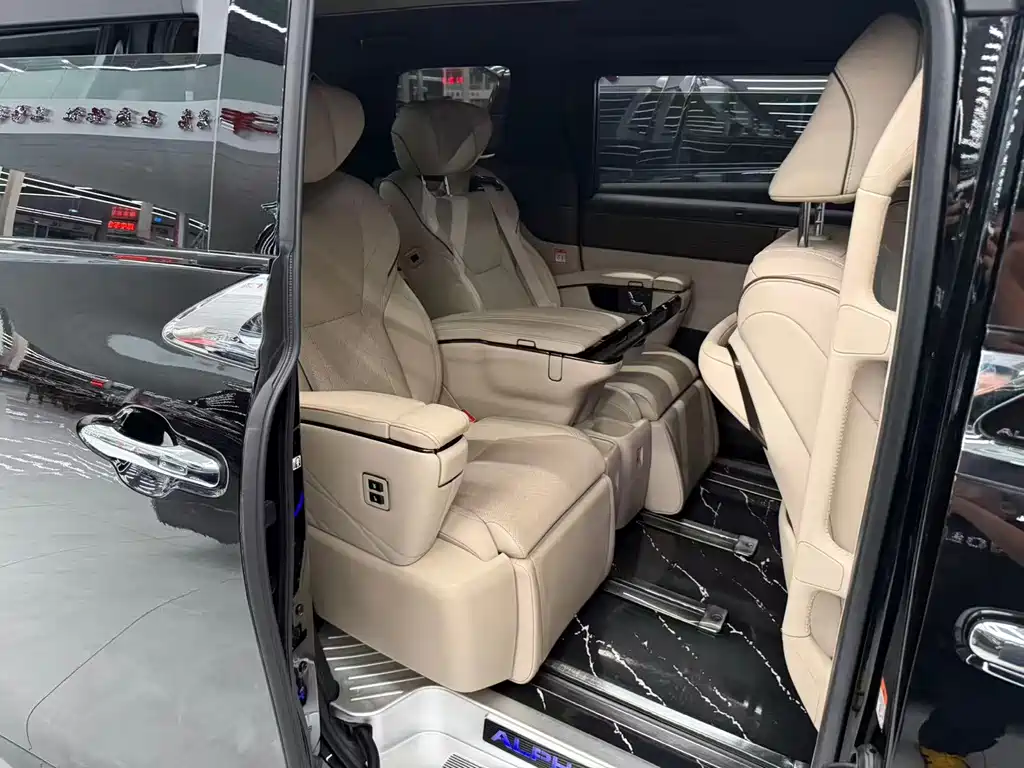 Toyota Alphard — фото 6