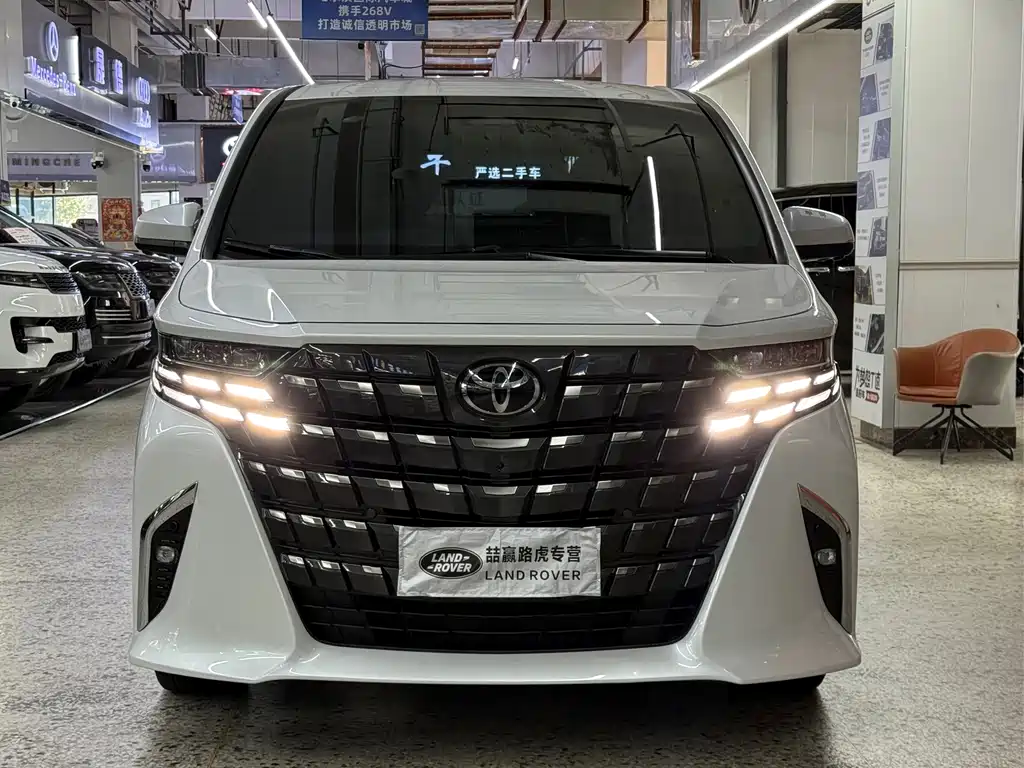 Toyota Alphard — фото 2