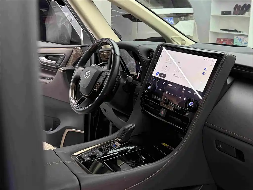 Toyota Alphard — фото 17