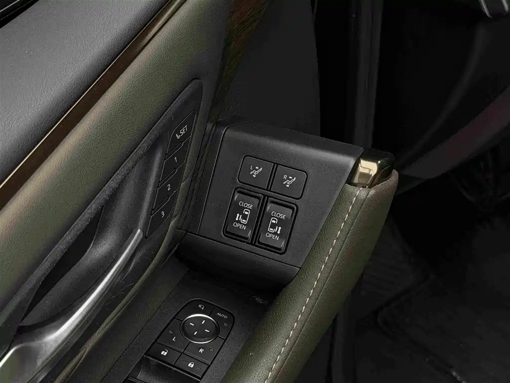 Toyota Alphard — фото 6