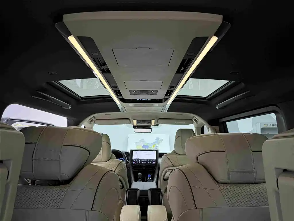 Toyota Alphard — фото 10