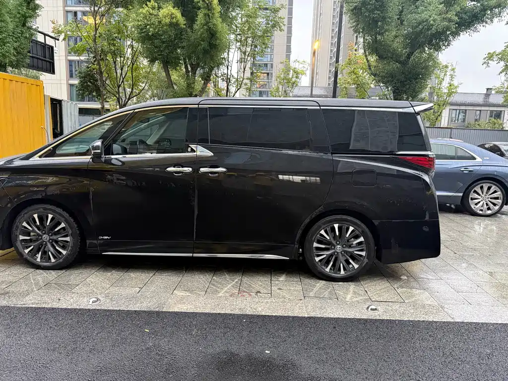 Toyota Alphard — фото 4