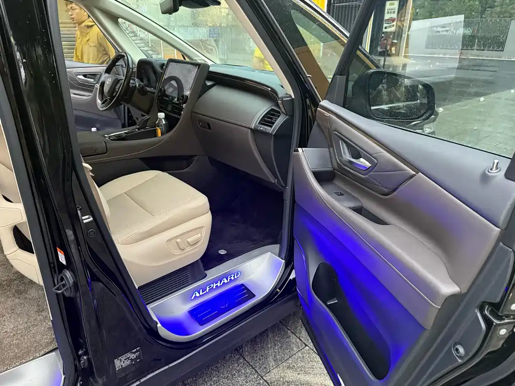 Toyota Alphard — фото 8