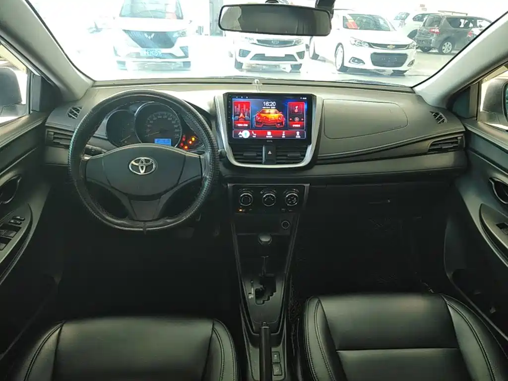 Toyota Yaris L — фото 10