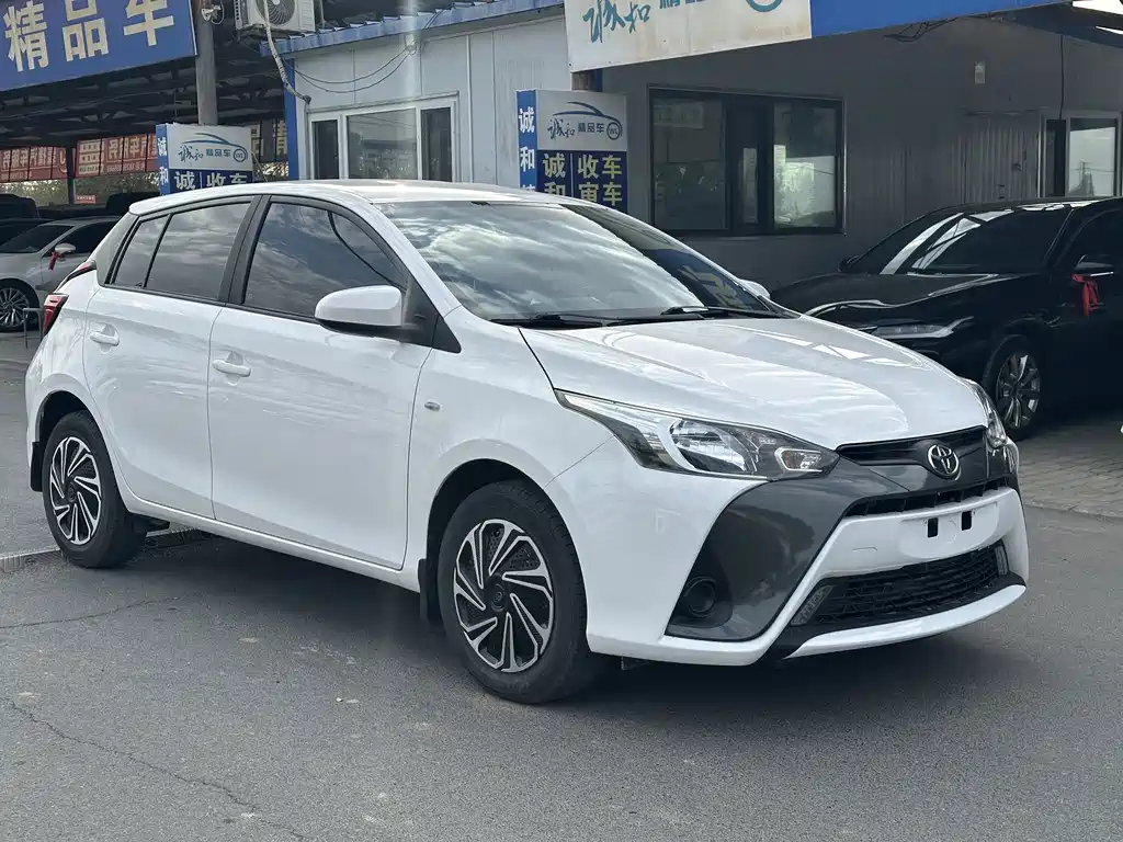 Toyota Yaris L — фото 3