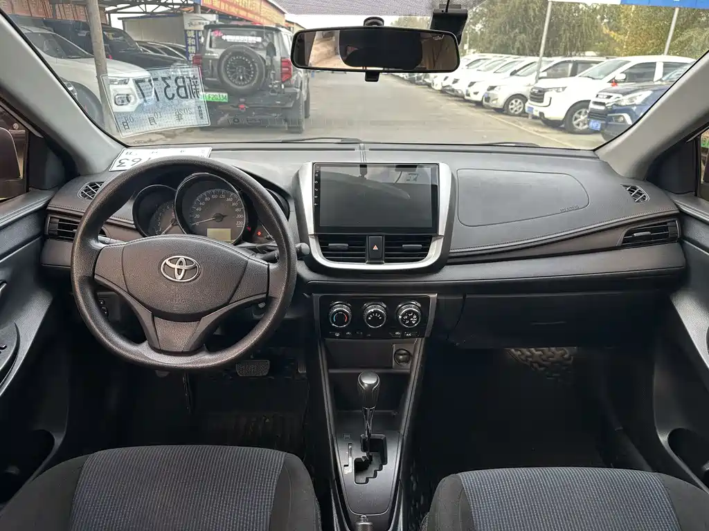 Toyota Yaris L — фото 4