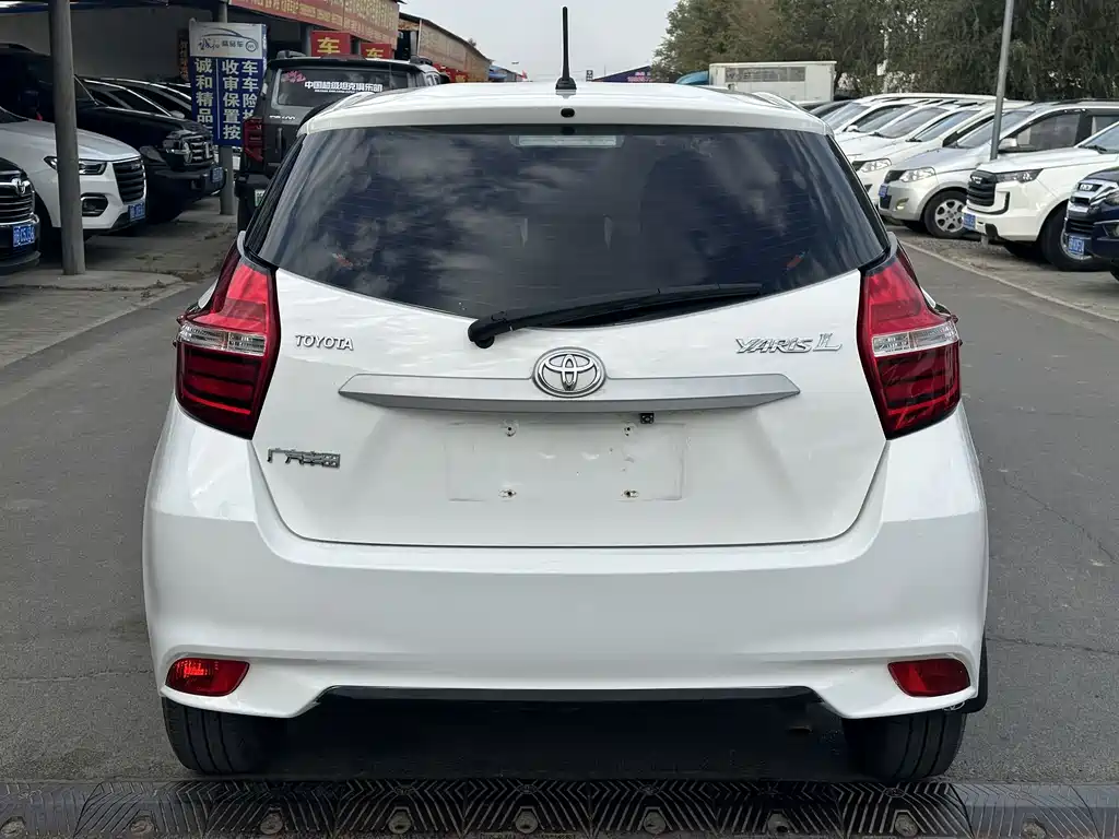 Toyota Yaris L — фото 8