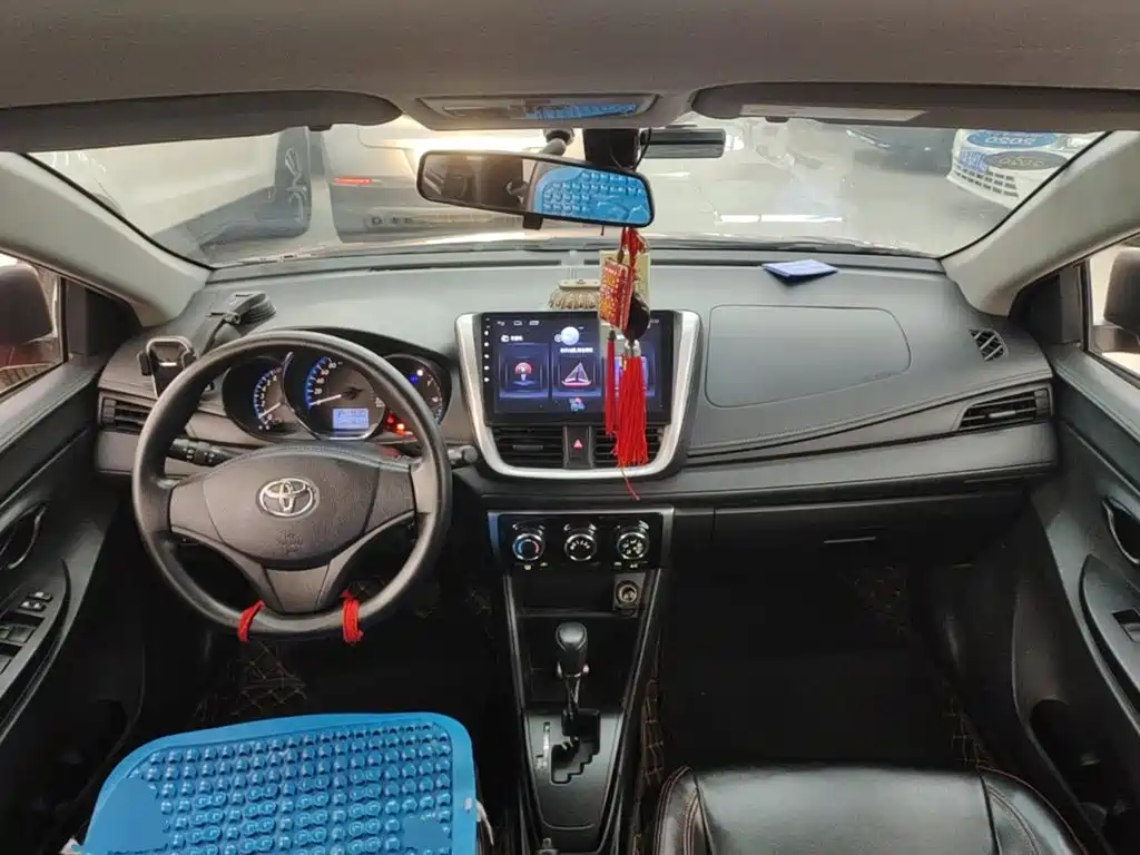 Toyota Yaris L — фото 10