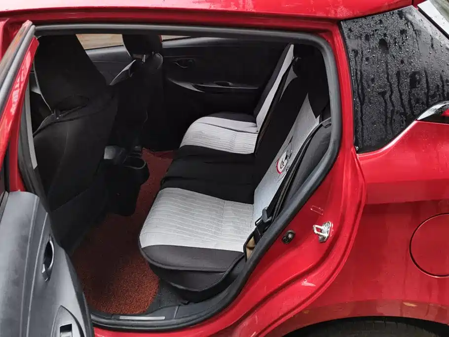 Toyota Yaris L — фото 11