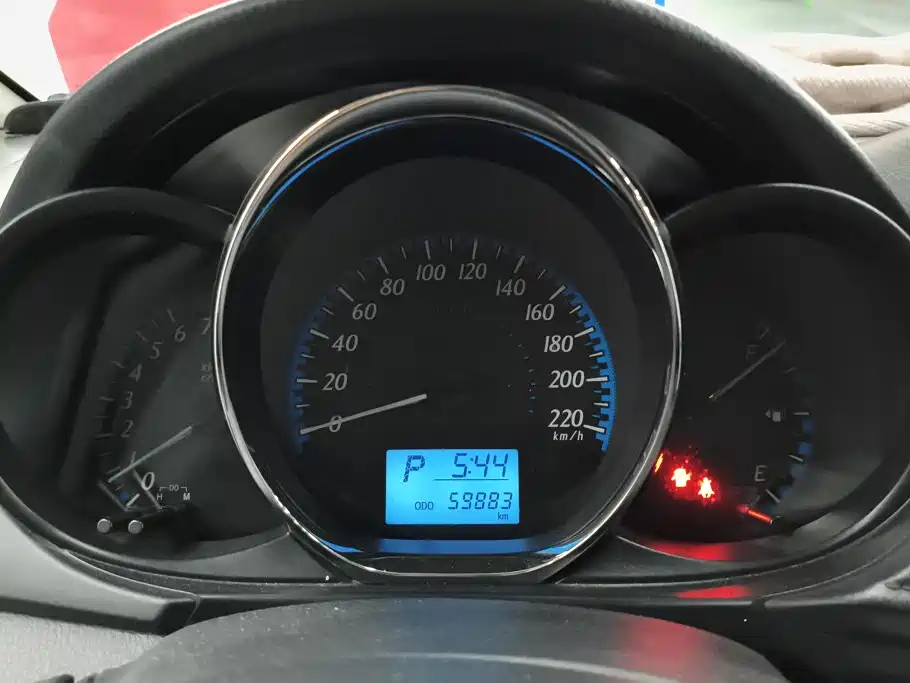 Toyota Yaris L — фото 14