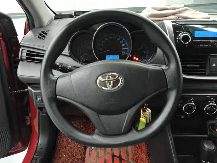 Toyota Yaris L — фото 15