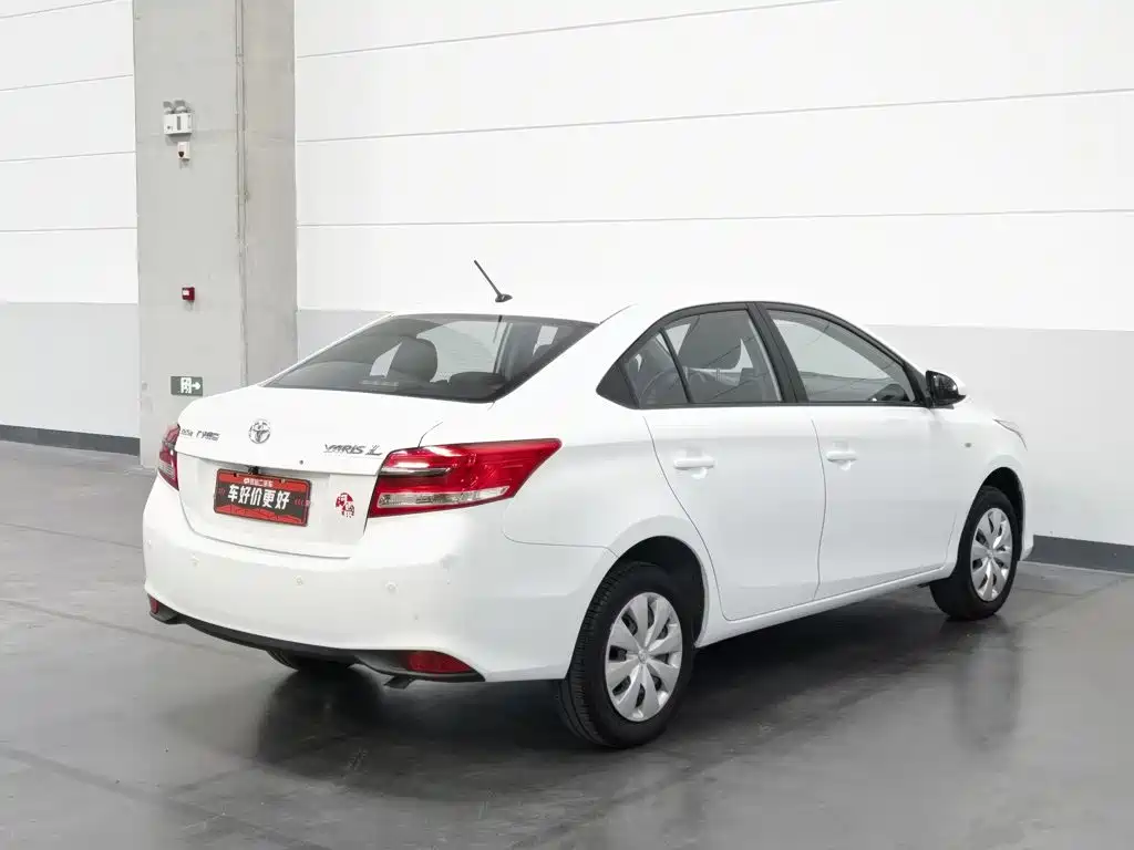 Toyota Yaris L — фото 2