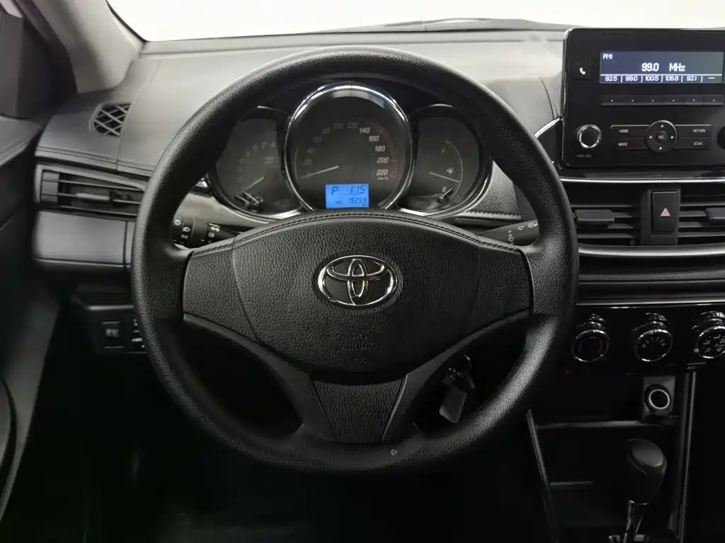 Toyota Yaris L — фото 11