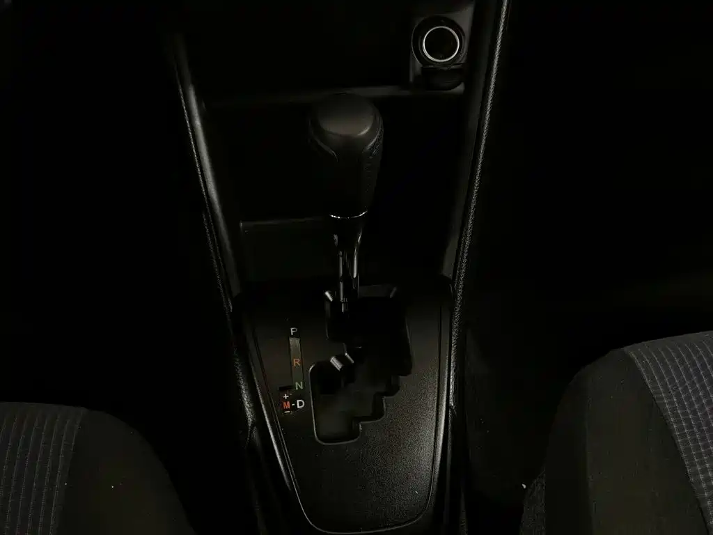 Toyota Yaris L — фото 13