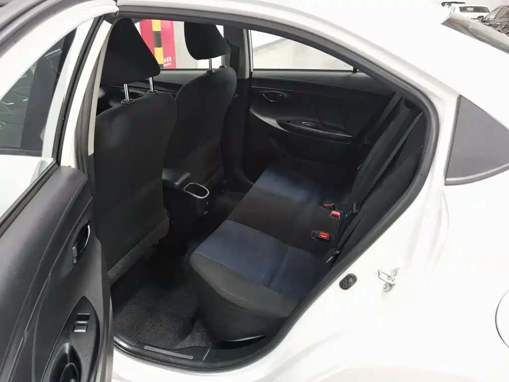 Toyota Yaris L — фото 15