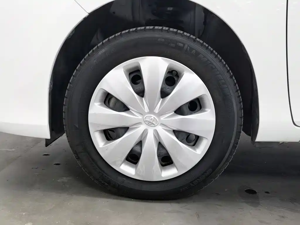 Toyota Yaris L — фото 17