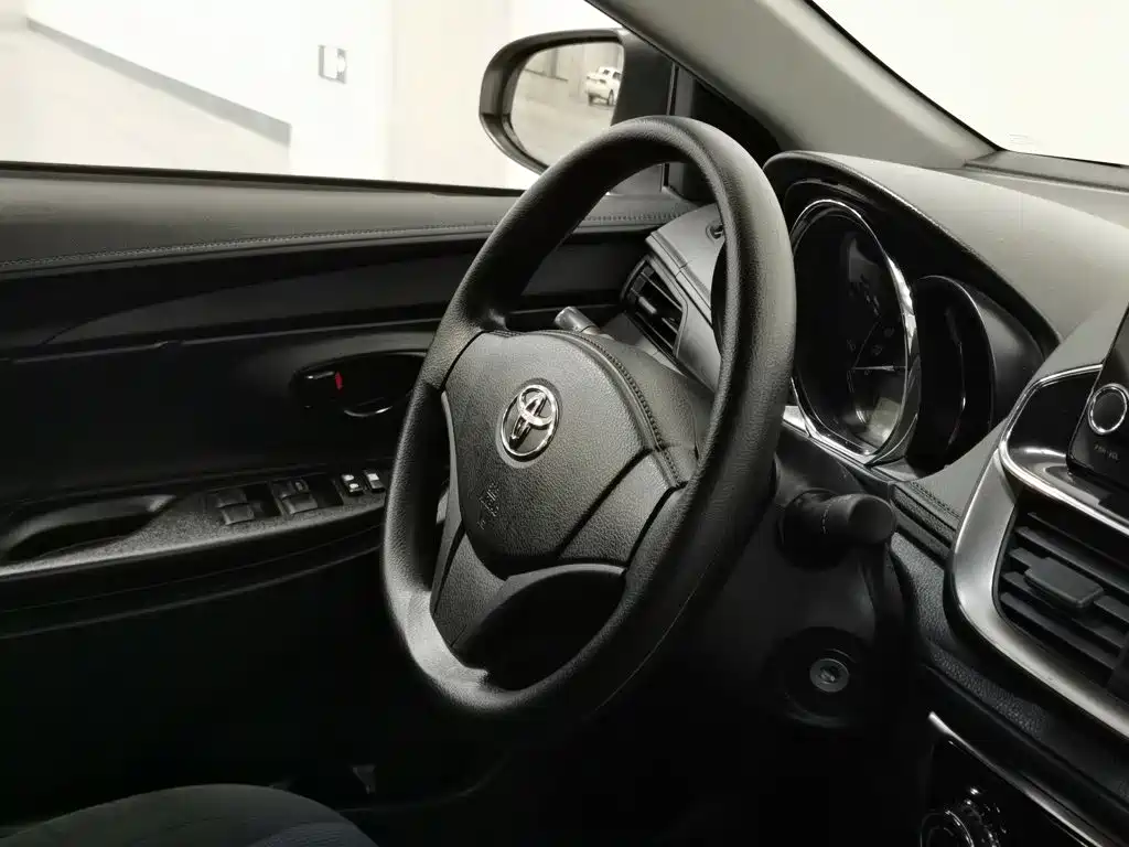 Toyota Yaris L — фото 22