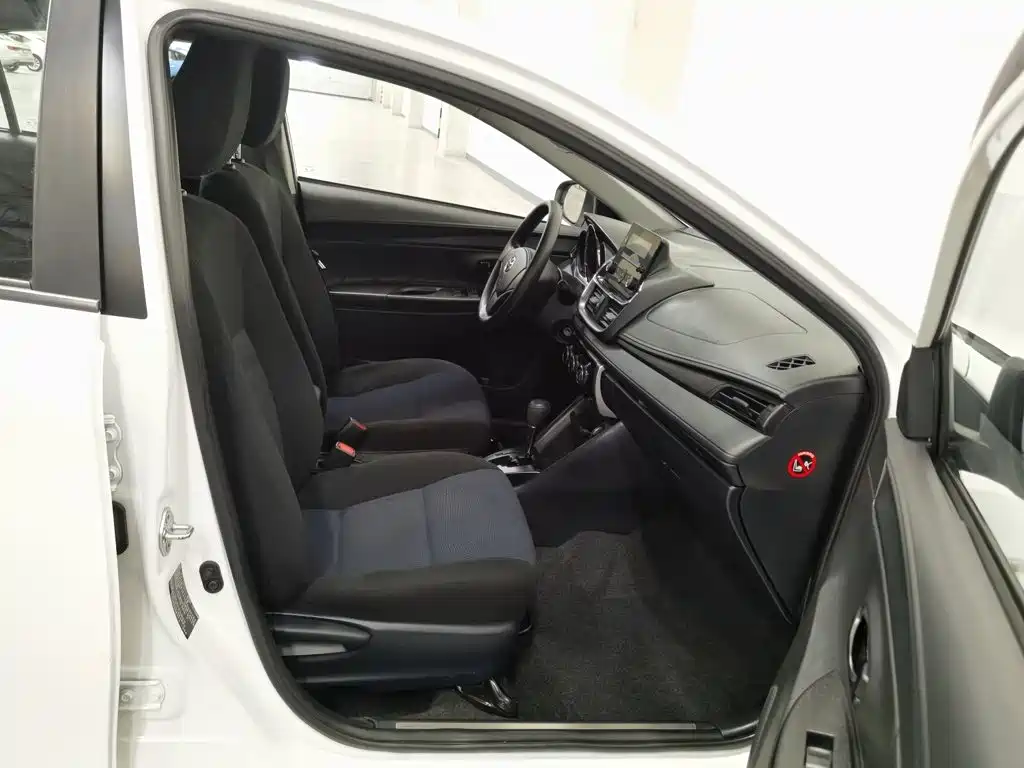 Toyota Yaris L — фото 23