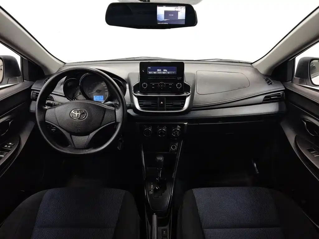 Toyota Yaris L — фото 5