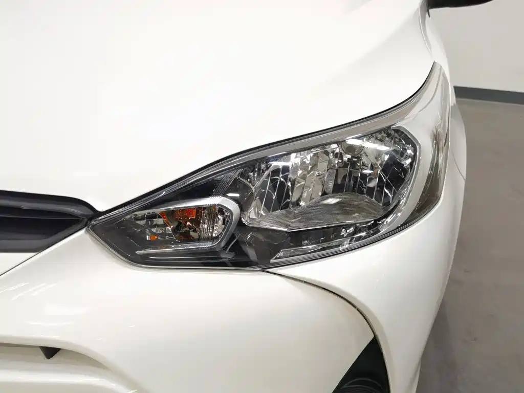 Toyota Yaris L — фото 7