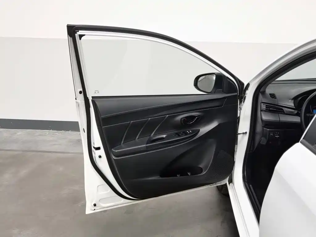 Toyota Yaris L — фото 8