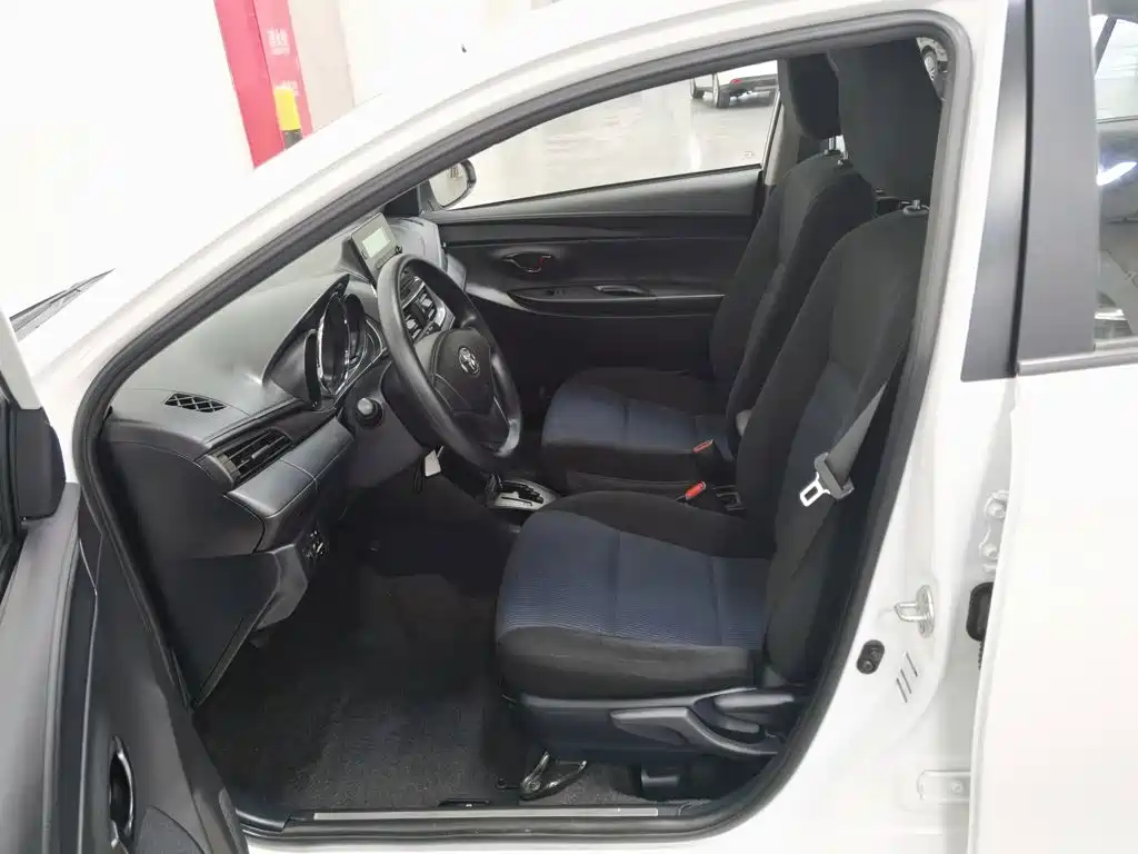 Toyota Yaris L — фото 10