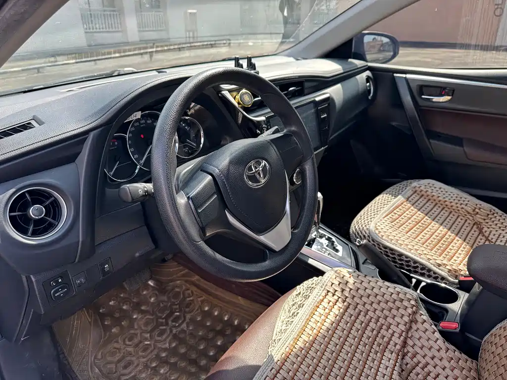 Toyota Corolla — фото 10
