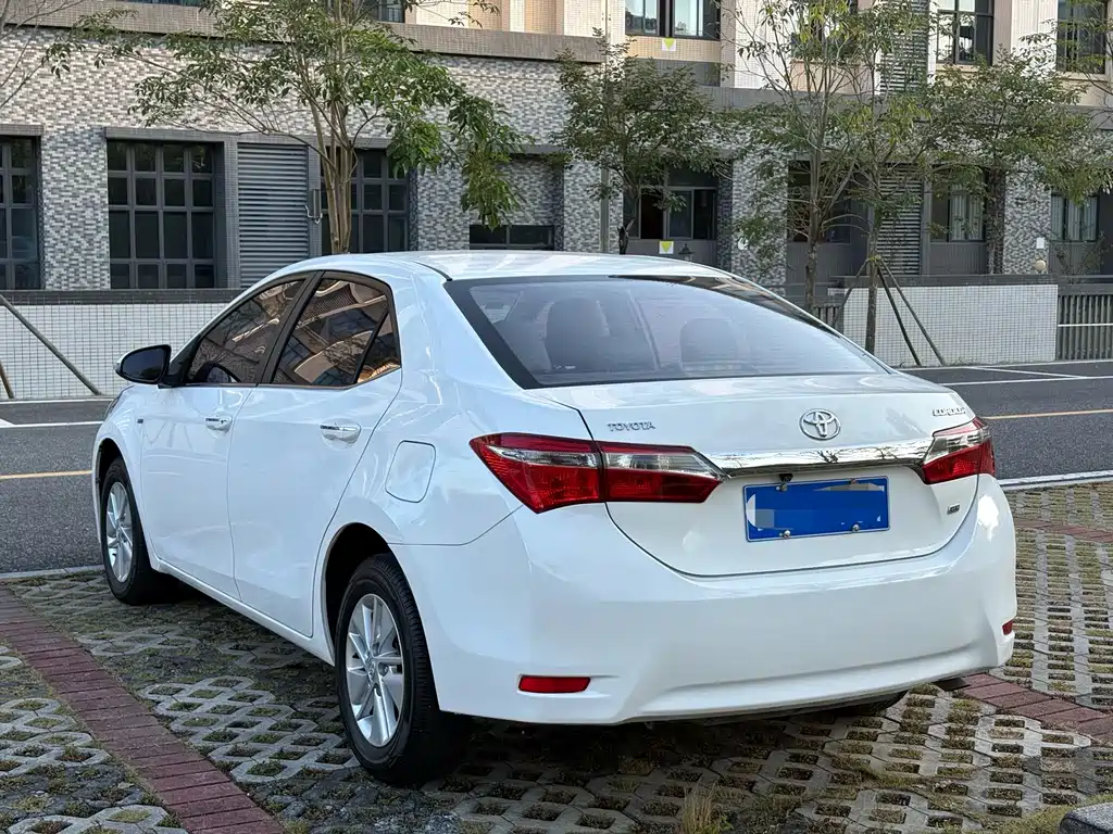 Toyota Corolla — фото 7