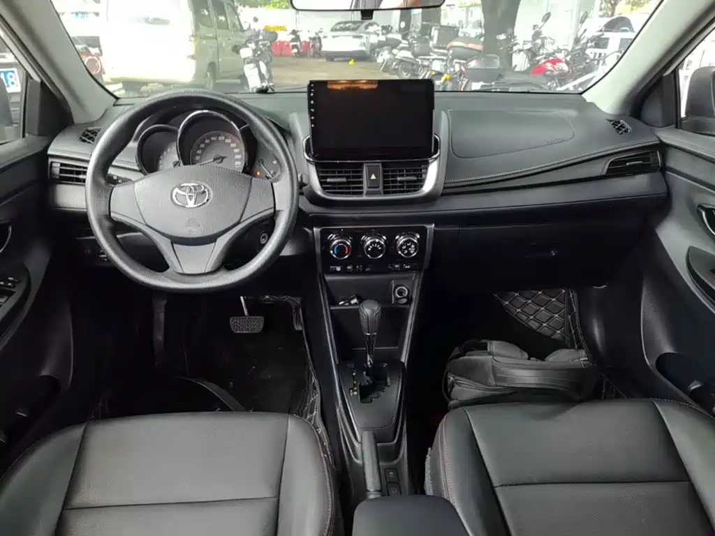 Toyota Yaris L — фото 10