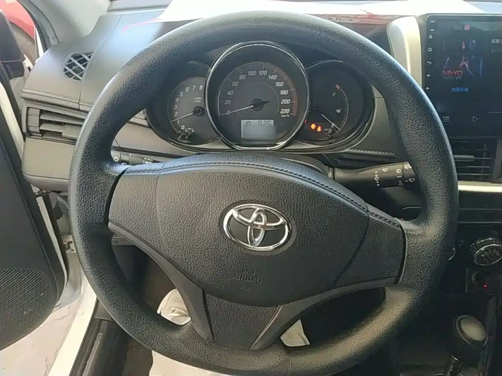 Toyota Yaris L — фото 11
