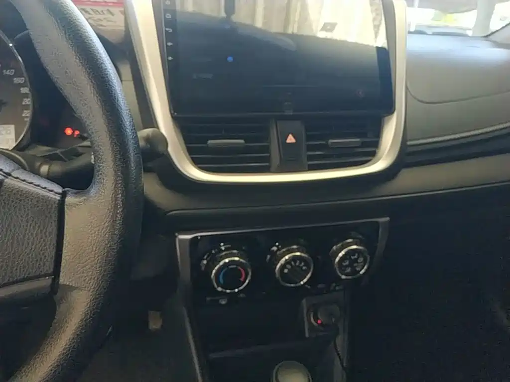 Toyota Yaris L — фото 13