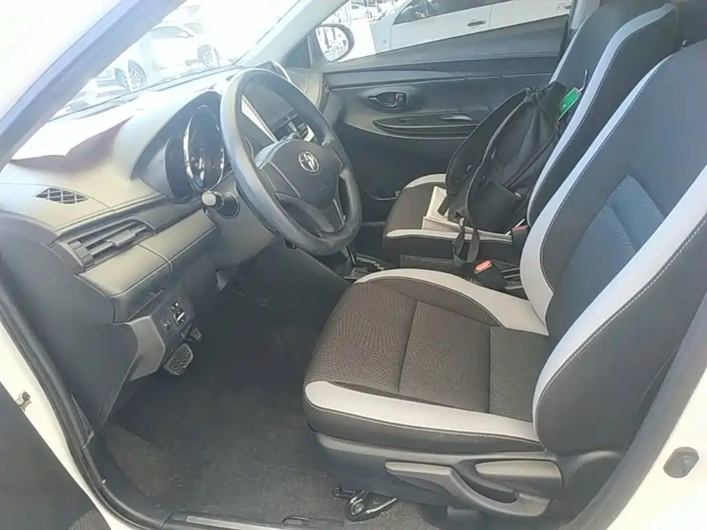 Toyota Yaris L — фото 15