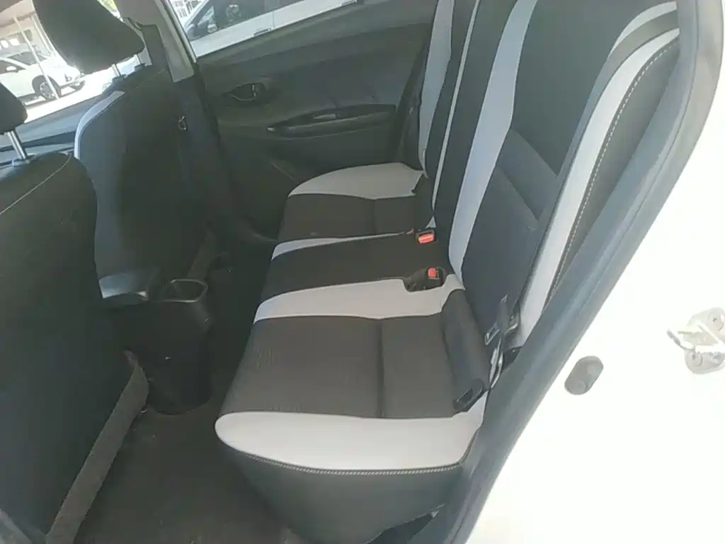 Toyota Yaris L — фото 17