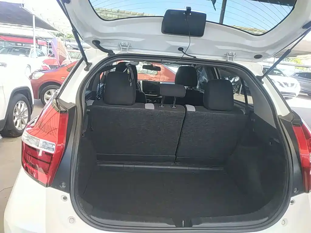 Toyota Yaris L — фото 19