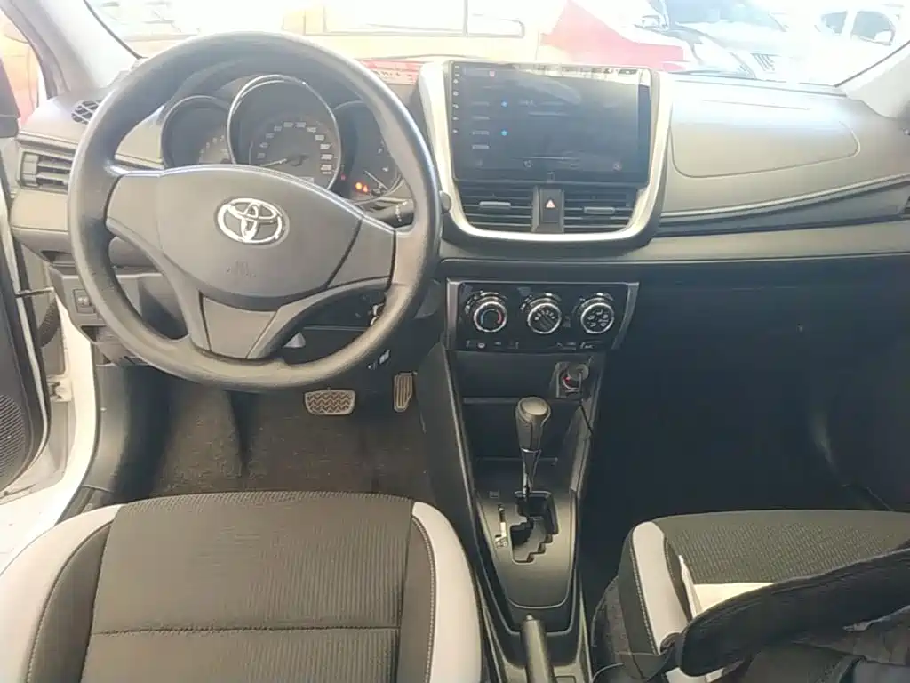 Toyota Yaris L — фото 10