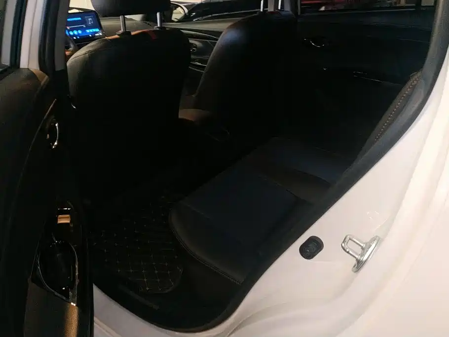 Toyota Yaris L — фото 11