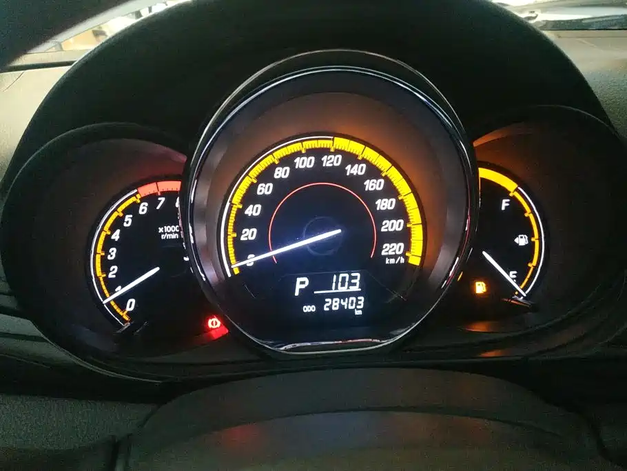 Toyota Yaris L — фото 14