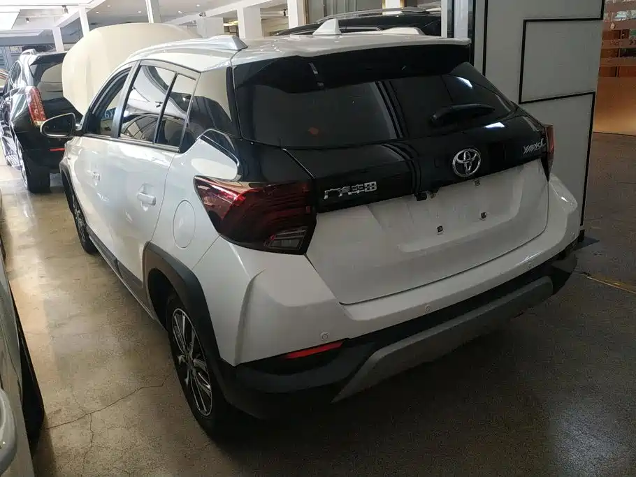 Toyota Yaris L — фото 3