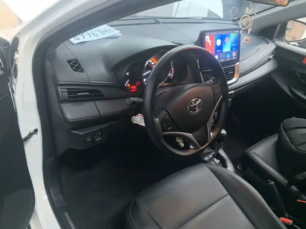 Toyota Yaris L — фото 10