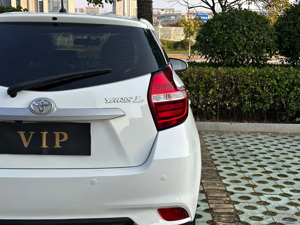 Toyota Yaris L — фото 11