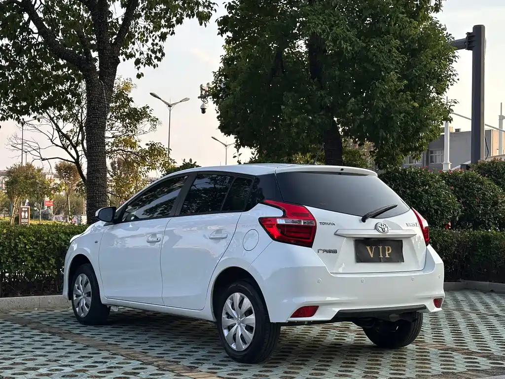 Toyota Yaris L — фото 13
