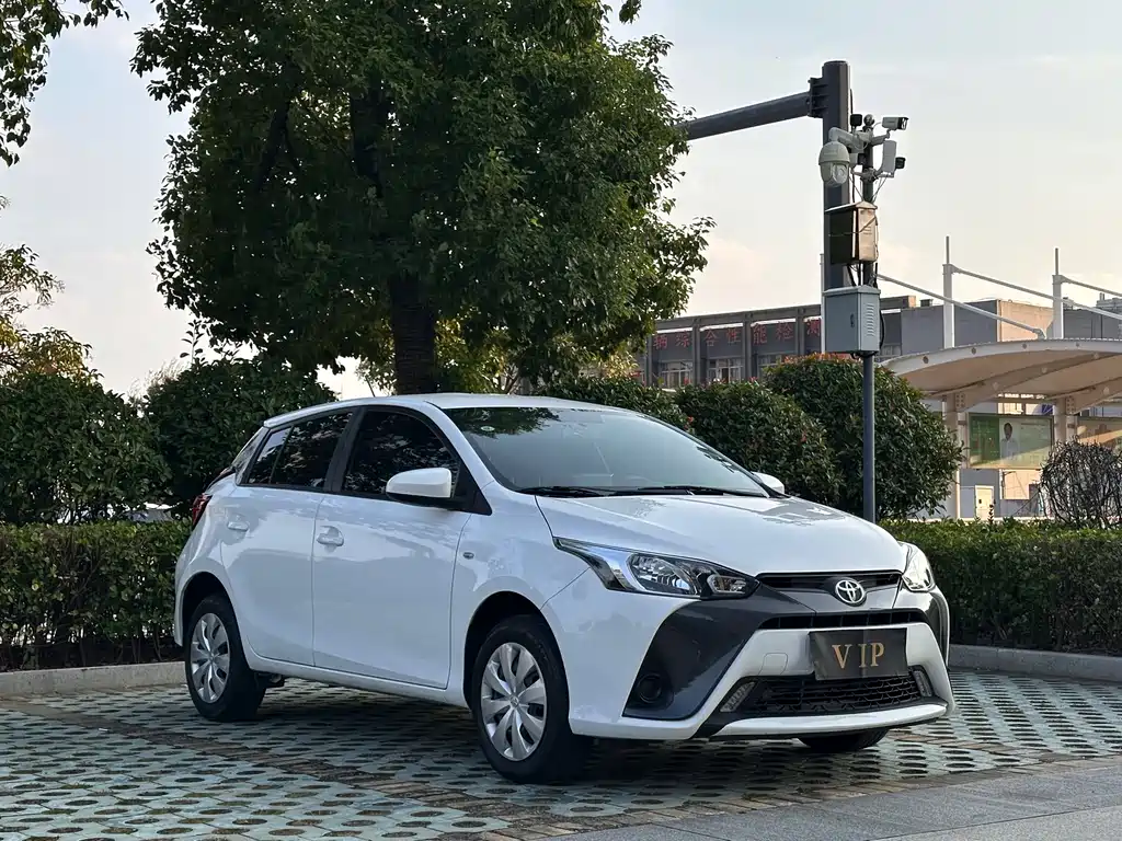 Toyota Yaris L — фото 3