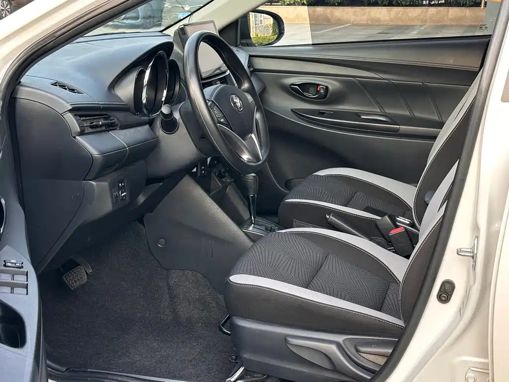 Toyota Yaris L — фото 4