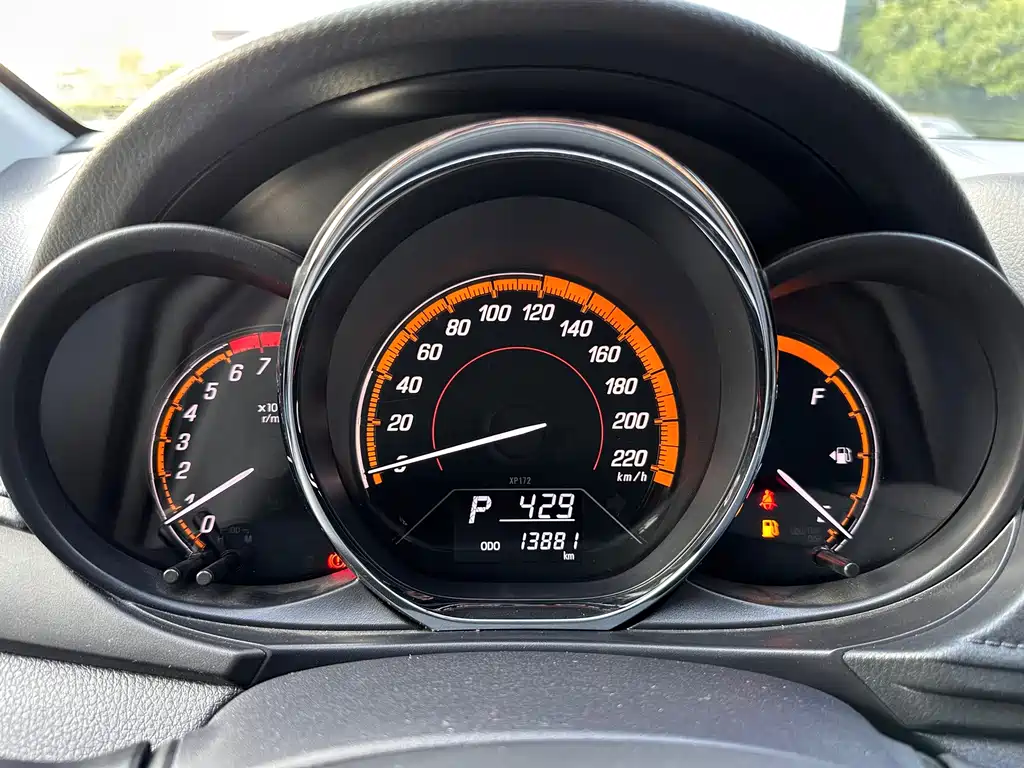 Toyota Yaris L — фото 8