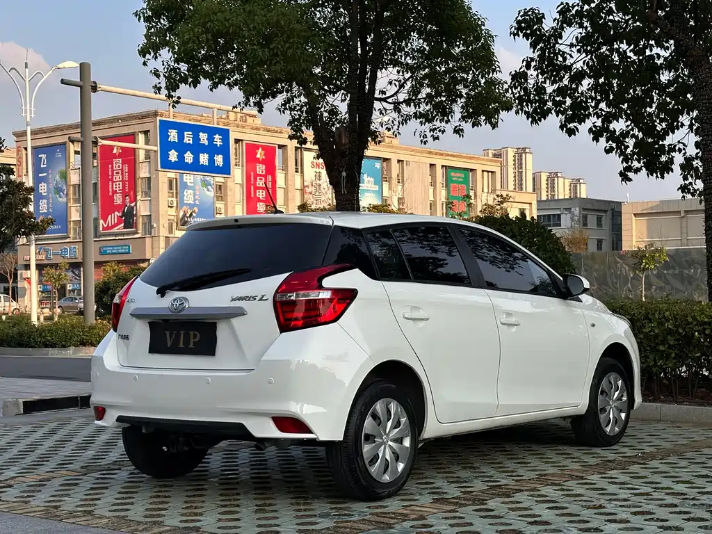 Toyota Yaris L — фото 10