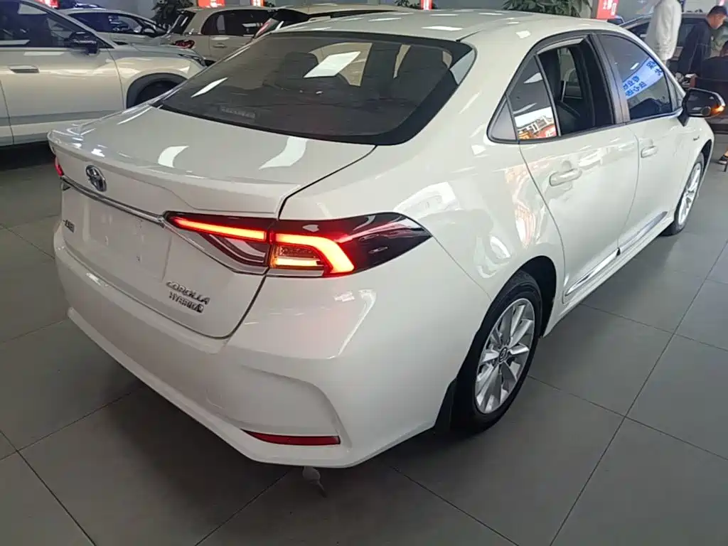 Toyota Corolla — фото 5